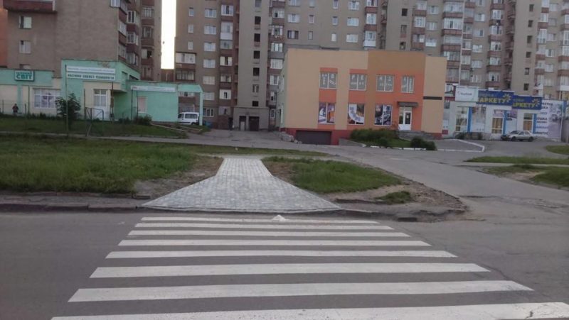 Зелені зони поблизу пішохідних переходів в Франківську облаштують бруківкою (ФОТО)