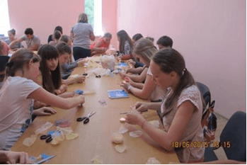 Учні школи народних ремесел вивчали фітодизайн та робили прикраси з тканини (ФОТО)
