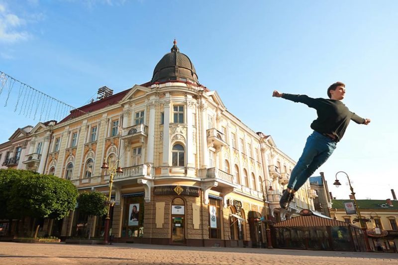 Франківські танцюристи фотографувалися на фоні визначних місць (ФОТО)
