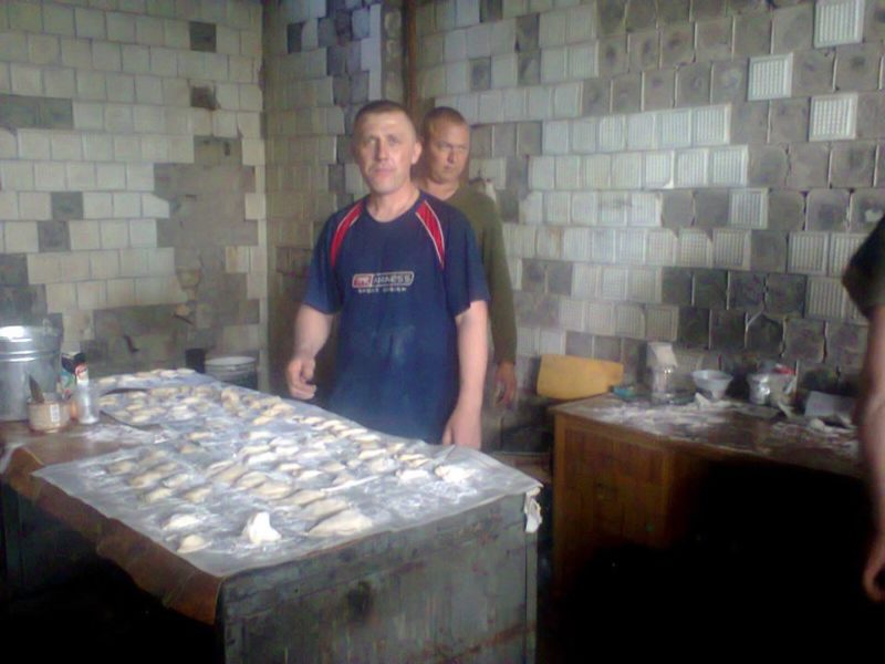 Бійці в зоні АТО ліплять вареники з продуктів, які передали прикарпатські волонтери (ФОТО)