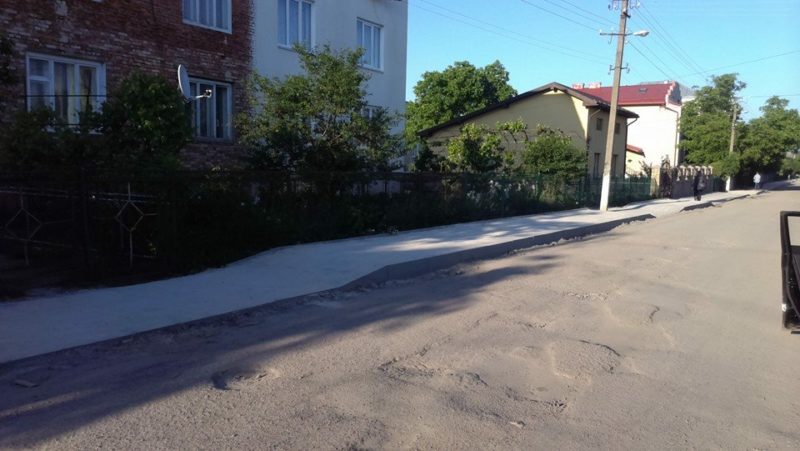 На вулиці Василишина зробили тротуар (ФОТО)