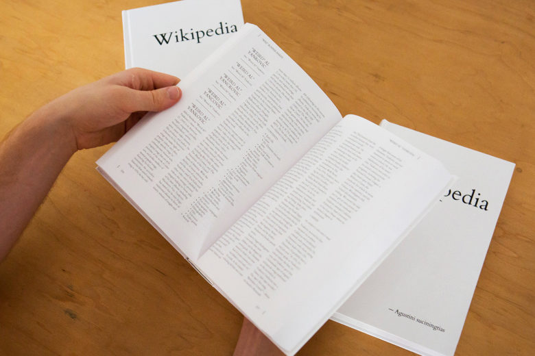 Художник роздрукував усі статті англомовної «Вікіпедії»  у 7600 томах (ФОТОФАКТ)