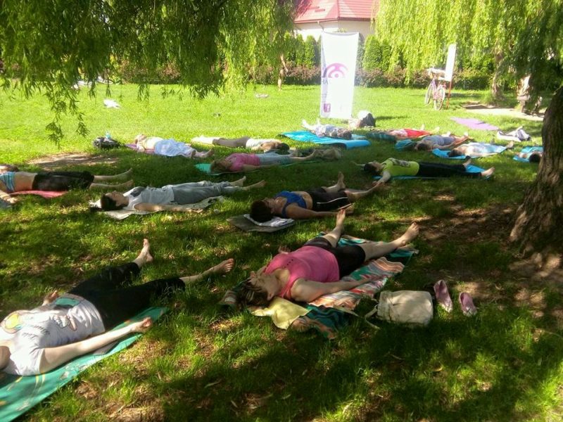 Франківчанам провели урок йоги на міському озері (ФОТО)