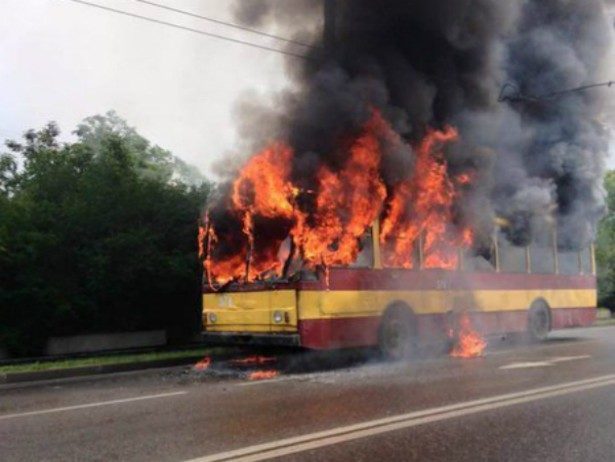 У Львові прямо під час руху загорівся тролейбус (ФОТО)
