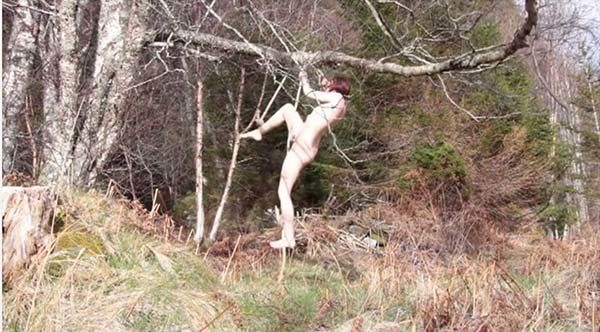 Оголена жінка випадково застрягла на дереві та отримала арт-премію