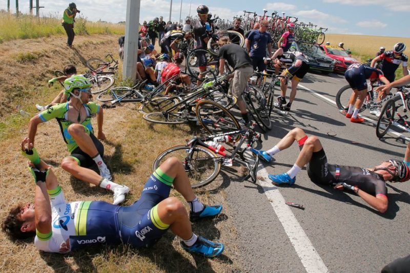 На третьому етапі «Тур де Франс» стався жахливий завал. Гонку довелося зупинити (ФОТО, ВІДЕО)