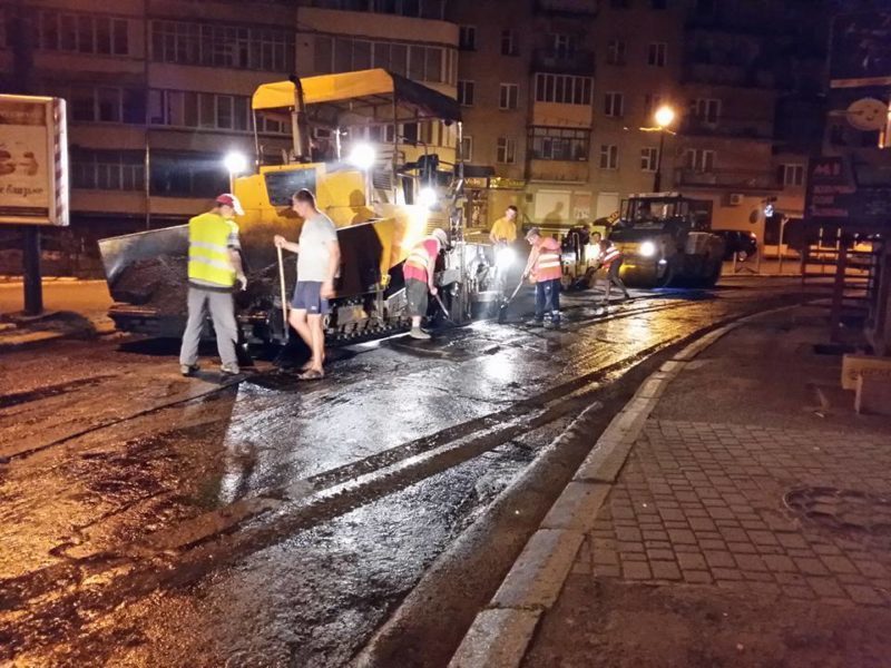 За одну ніч в Івано-Франківську заасфальтували дві вулиці в центрі міста