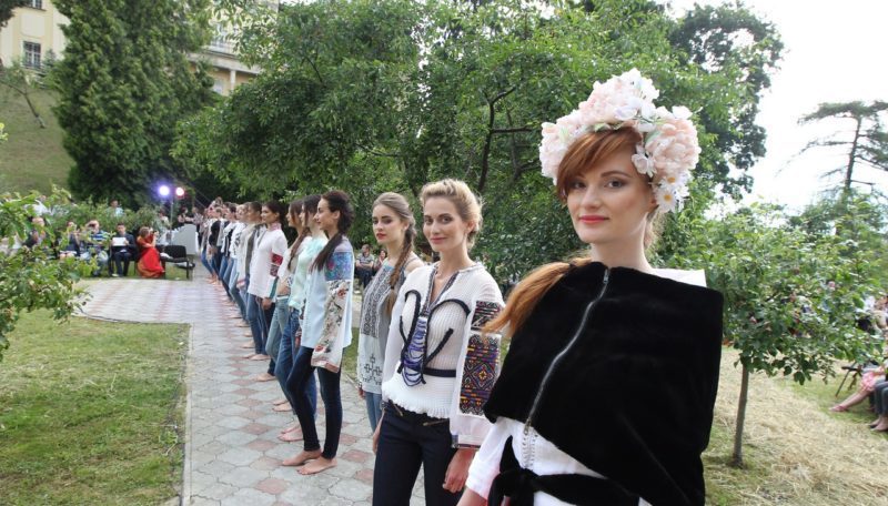 Оксана Караванська вперше продемонструвала розкішну колекцію вишиванок Vyshyvanka Couture в Україні (ФОТО)
