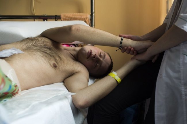 Боєць АТО Тарас Мокляк, який пережив понад 50 операцій, став учасником фотопроекту “Рани” (ФОТО 18+)