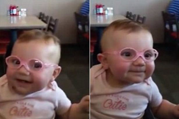 Маленька дівчинка із поганим зором вперше чітко побачила своїх батьків завдяки новим окулярам (ВІДЕО)