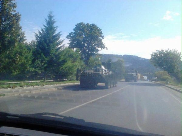 Колона військової техніки рухається по дорозі в бік Мукачевого (ВІДЕО)