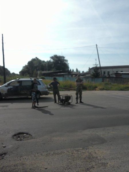 На Прикапатті працівникам автодору вручили повістки під час ремонту дороги (ФОТО)