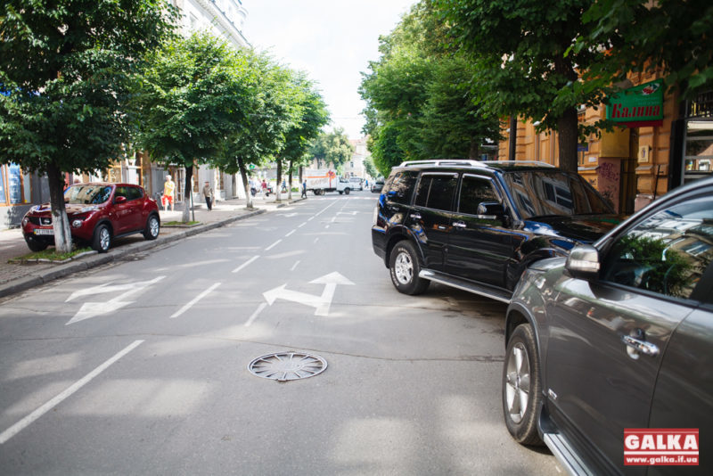 Франківські водії не перестають дивувати своїми “навиками” паркування (ФОТО)