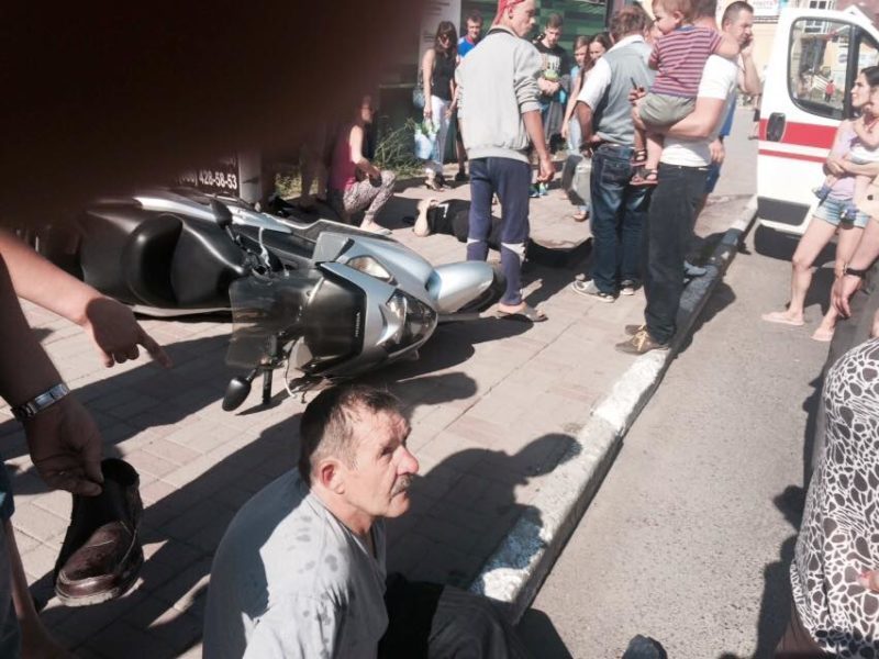 На Прикарпатті скутер врізався в легковик – є поранені (ФОТО)