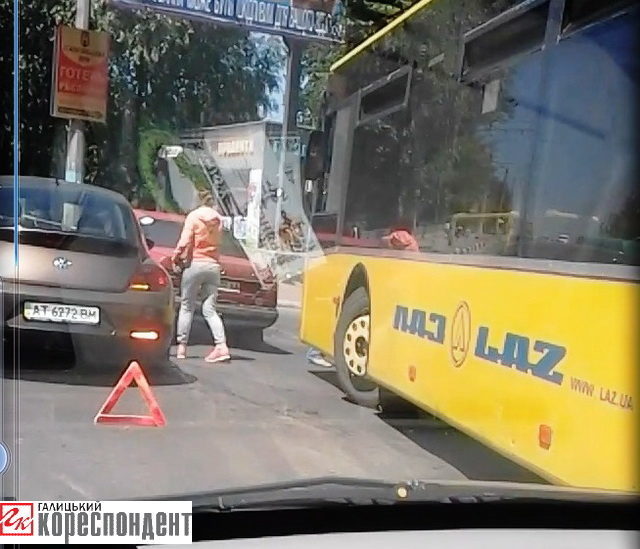 На вулиці Незалежності аварія за участю тролейбуса та двох легковиків (ФОТОФАКТ)