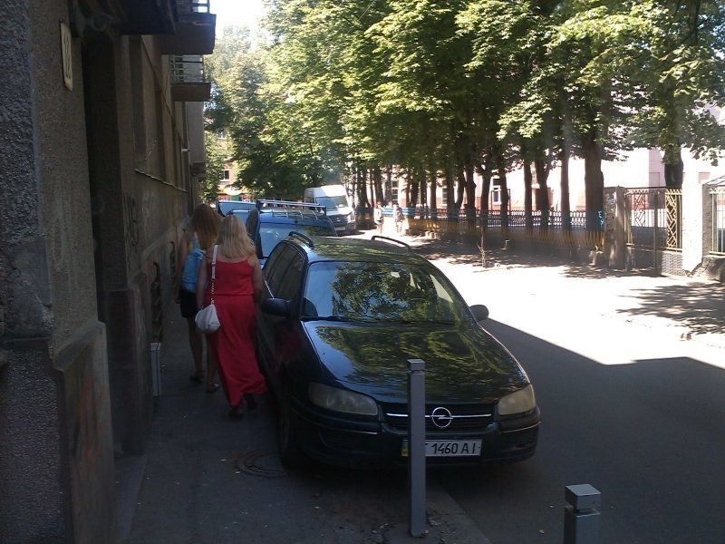 У понеділок вулицю Драгоманова облюбували авторагулі (ФОТО)