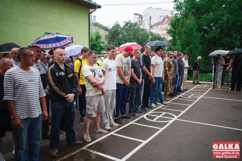 Військовий комісар Коломийщини пропонує мобілізовувати вечорами біля сільських “злачних закладів” (ВІДЕО)