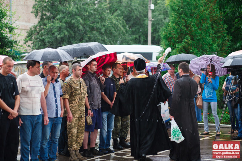 Перша група мобілізованих у рамках шостої хвилі відправилась на військову службу з Івано-Франківська (ФОТО)