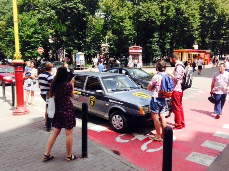Активісти заблокували машину охоронної фірми, яка запаркувалися з порушенням – чекають ДАІ (ФОТО)