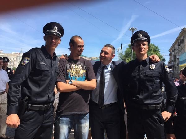 На світлині франківця з Кличком та новою поліцією, мер Києва виявився найнижчим (ФОТО)