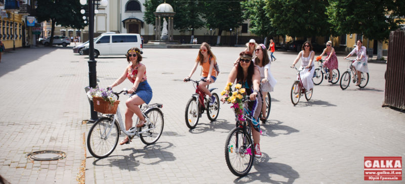 Красуні взялися крутити педалі: у Франківську відбувся велопарад (ФОТО+ВІДЕО)