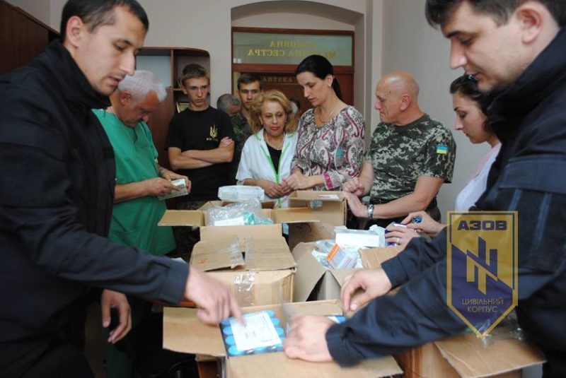 Цивільний корпус “Азов” в Івано-Фракнівську передав військовому шпиталю медикаменти (ФОТО)