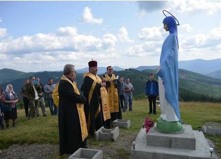 На карпатській вершині встановили статую Богородиці (ФОТО)