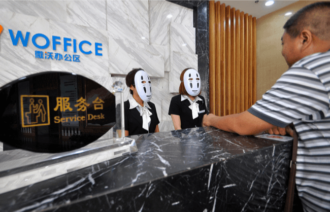 День без обличчя: працівники китайської компанії ходять по офісу в масках, щоб відпочити від фальшивих емоцій (ФОТО)