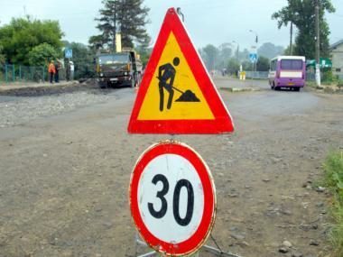 Вже дві фірми зійшли з дистанції в боротьбі за право ремонтувати дороги на Прикарпатті