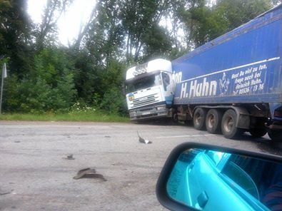 ДТП на Прикарпатті: зіткнулись вантажівка та легковий автомобіль (ФОТО)