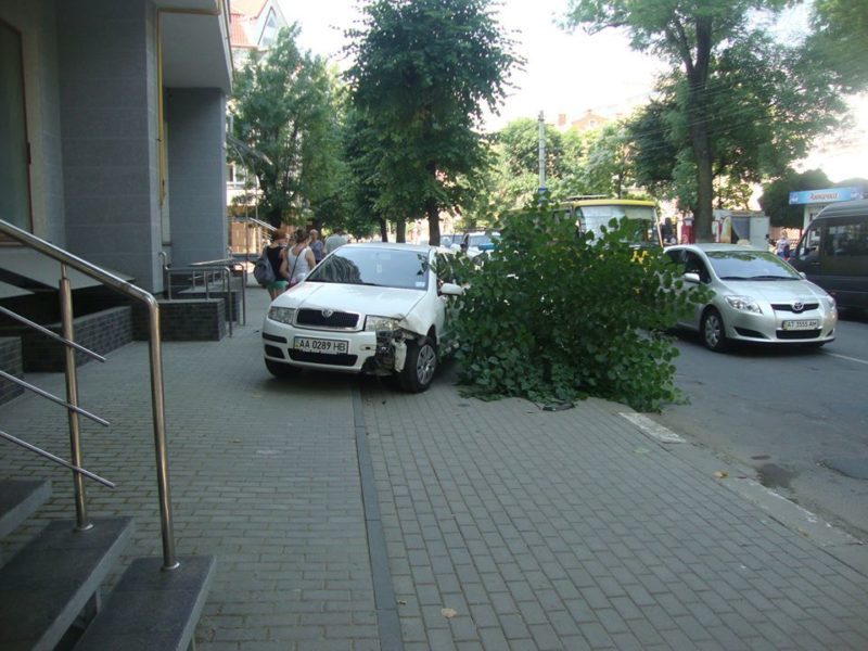 Поблизу Прикарпатського університету автівка протаранила дерево (ФОТО)