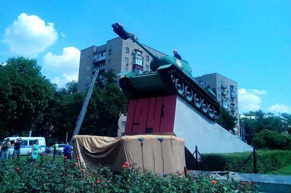 У Ростові чоловік намагався повіситися на дулі танка (ВІДЕО)