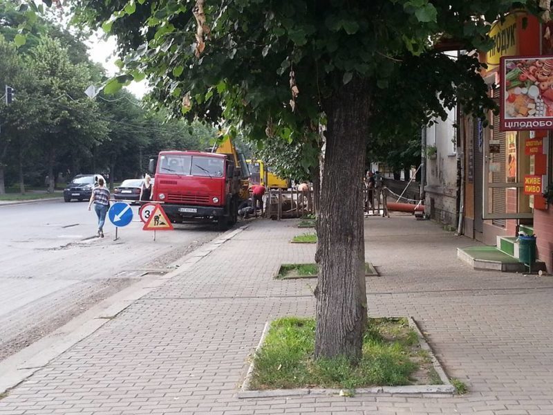 Мешканці міста обурені тим, як проводять ремонтні роботи поблизу зупинки “Княгинин”