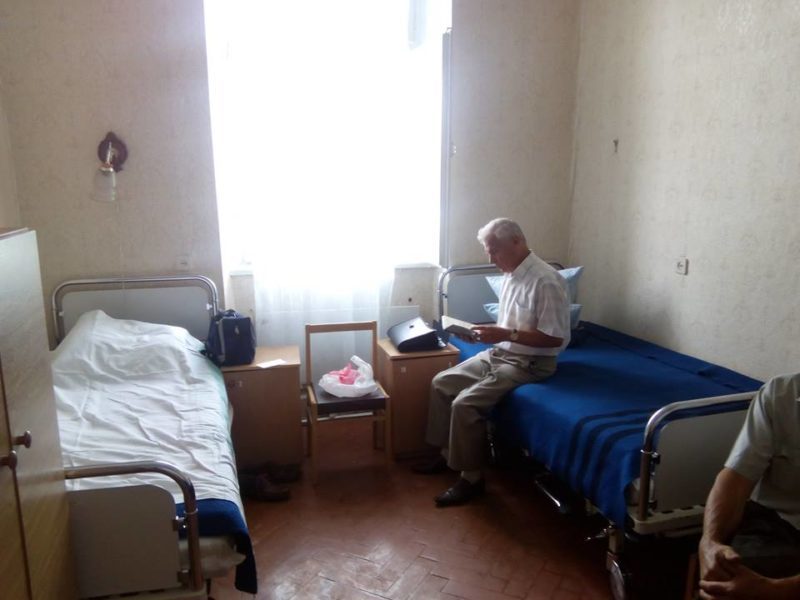 Військова поліклініка отримала від волонтерів нові чотири ліжка (ФОТО)