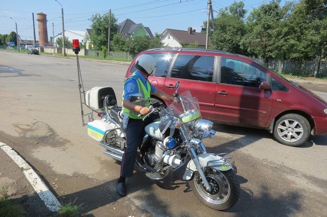 Скандальний водій, який роз’їздив тротуаром у Франківську, таки отримав штраф від ДАІ (ВІДЕО)