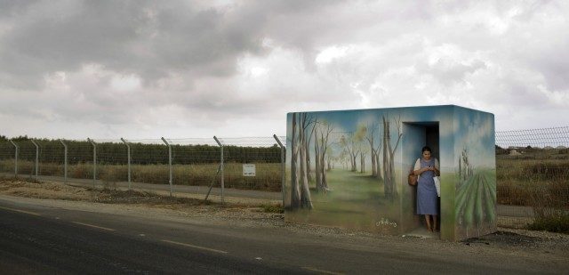 Мистецтво проти війни: художник розмалював бомбосховища вздовж кордону з Сектором Газа (ФОТО)