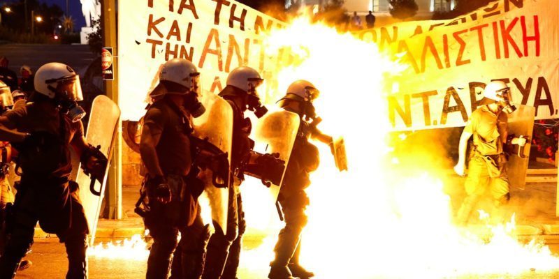У Греції почалися “пекельні” сутички між поліцією та протестувальниками (ФОТО, ВІДЕО)