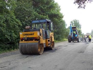 Неймовірно, але факт: дорожники ремонтують розбитий шлях на Осмолоду (ФОТО)