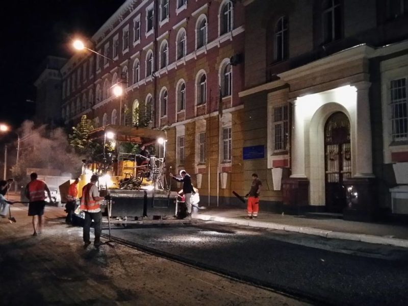 На вулиці Сахарова вистелили нижній шар асфальту (ФОТО)