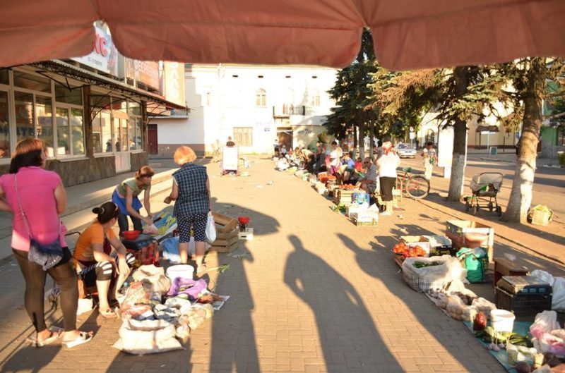 Коломияни скаржаться на стихійну торгівлю в місті (ФОТО)