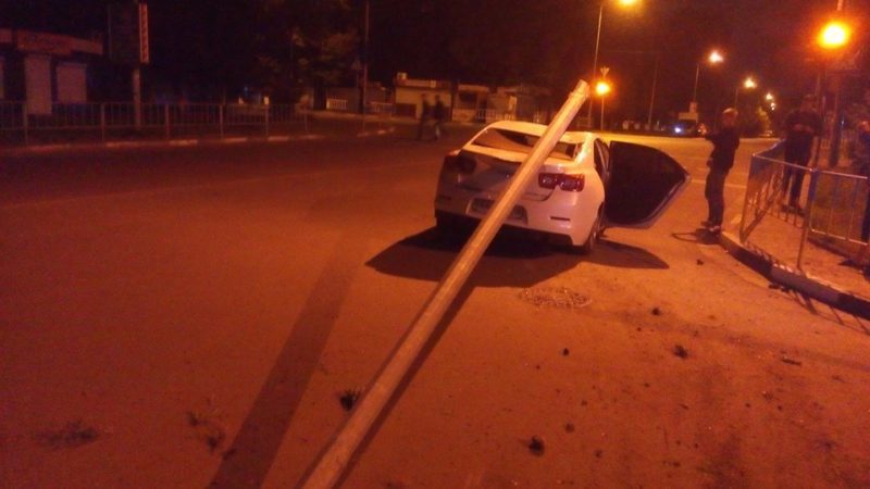 Вночі розкішна іномарка знесла стовп у центрі міста (ФОТО)
