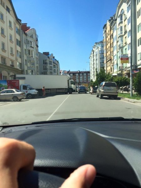 Вантажівка в центрі міста перекрила дорогу – утворився затор (ФОТО)