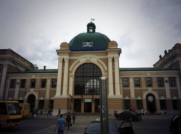 В Івано-Фракнівську завершили реставраційні роботи головного входу у вокзал (ФОТОФАКТ)