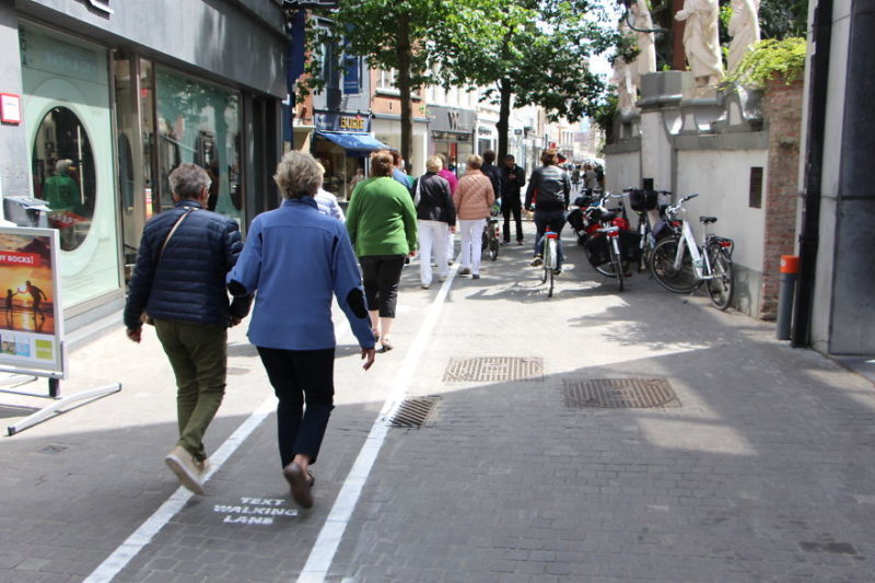 Залежні від мобільних телефонів отримали окремі смуги для ходьби в Бельгії (ФОТОФАКТ)