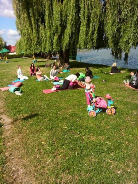 На міському озері тривають безкоштовні уроки йоги (ФОТО)