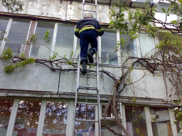 У Івано-Франківську однорічна дитина заблокувала матір на балконі