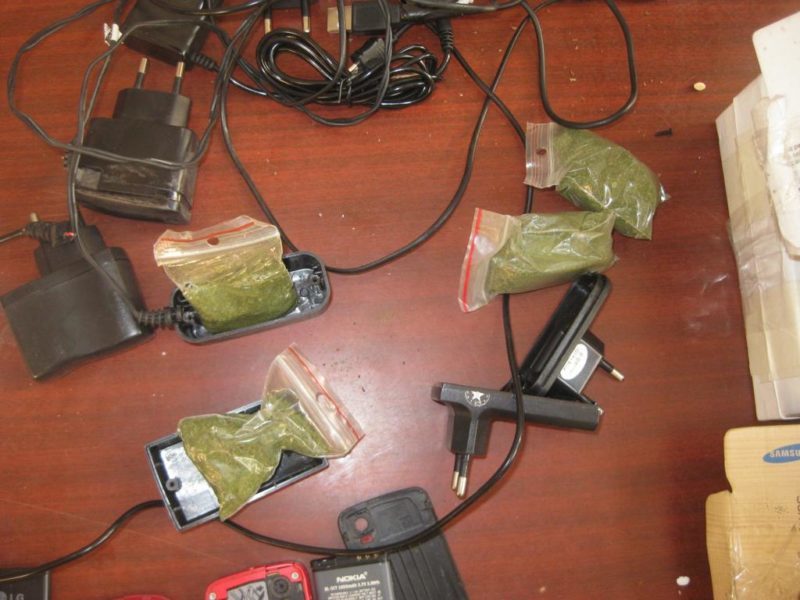 Коломийському засудженому у зарядних пристроях намагалися передати наркотики (ФОТО)
