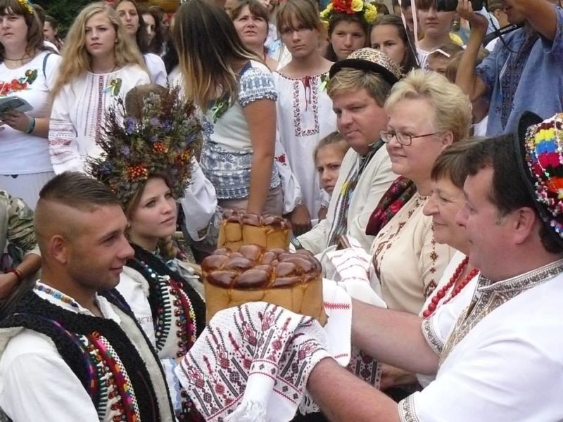 На Прикарпатті дітям показали інсценізацію українського весілля (ФОТО)