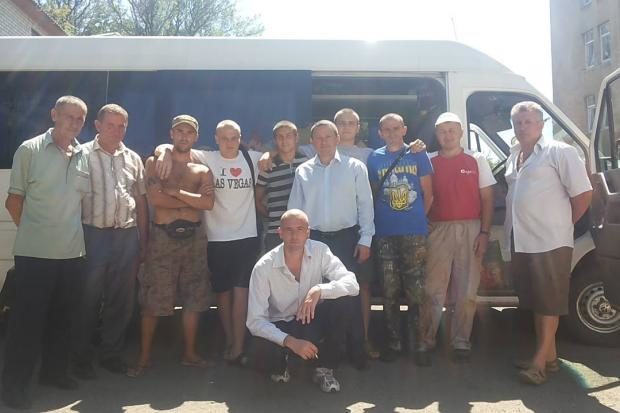 Із Калуша сьогодні виїхали десятеро добровольців, які будуватимуть оборонні споруди на Донеччині