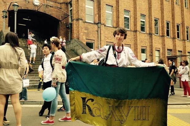 У Японії на марш вишиванок дівчина з Прикарпаття принесла прапор з Майдану (ФОТО)